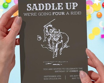Może przedstawiać: Ciemnobrązowa karta zaproszenia z białym tekstem i ilustracją kowboja. Tekst brzmi "SADDLE UP WE'RE GOING FOUR A RIDE!" i zaprasza gości na przyjęcie urodzinowe. Karta jest trzymana w dłoniach na kolorowym tle.