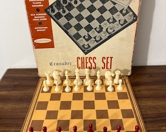 Juego de ajedrez vintage Baron Crusader con piezas de plástico y tablero de masonita 4121/100 completo