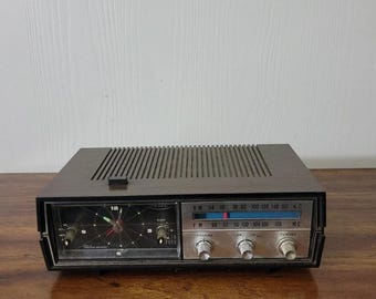 Radio reloj AMC MC-51, modelo antiguo, probado y en funcionamiento.