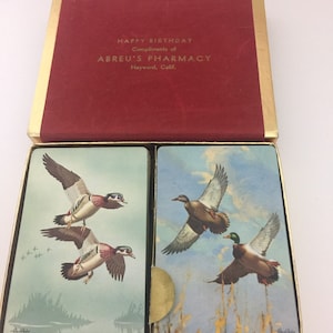 Kavel van 2 vintage kaarten voor het geval Flying Ganzen en Fazant Complimenten van Areu's Pharmacy