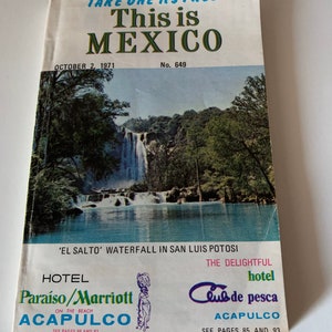 以下が含まれることがあります： サン・ルイス・ポトシの滝の写真が掲載された、メキシコへの旅行のヴィンテージパンフレット。このパンフレットは、アカプルコのホテルパライス/マリオットとアカプルコのクラブ・デ・ペスカホテルを宣伝しています。パンフレットのテキストには、「Take One it's Free This is Mexico October 2, 1971 No. 649 'El Salto' Waterfall in San Luis Potosi The Delightful Hotel Club de pesca Acapulco See Pages 85 and 93 Hotel Paraíso/Marriott On the Beach Acapulco See Pages 86 and 87」と記載されています。