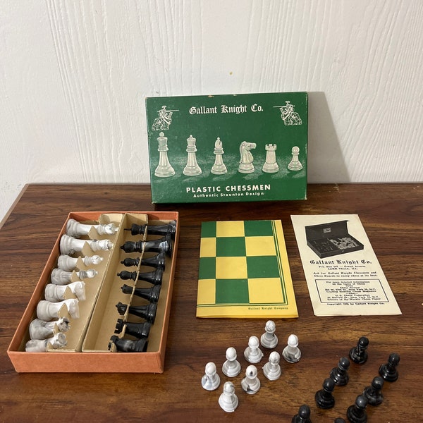 Vintage Gallant Knight Co Plastic Chessmen Chess Set 100M Color Mottled 1946 USA