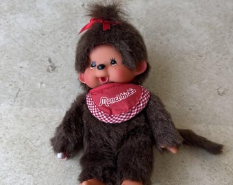 Ältere Tolle Plüsch 7 Inch Monchhicki Doll Kiki Lätzchen Rot
