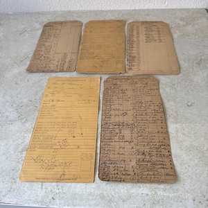 Peut inclure: Cinq formulaires rectangulaires en papier beige avec des bords supérieurs arrondis, présentant des grilles imprimées et des inscriptions manuscrites à l'encre noire. Les documents contiennent diverses colonnes, lignes et étiquettes textuelles, incluant "Conductor's Receipt Slip" et "Conductor's Trip Report", avec des notes manuscrites et des données numériques.