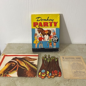 Pode incluir: Uma caixa de jogo vintage "Donkey Party" com uma ilustração de burro e o texto "Donkey PARTY AND TWO OTHER GAMES". Inclui peças de jogo, uma ilustração da cabeça de burro e instruções. A caixa do jogo tem 24 caudas.