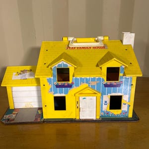 Vintage 1969 Yellow Fisher Price Little People PLAY FAMILY HOUSE #952