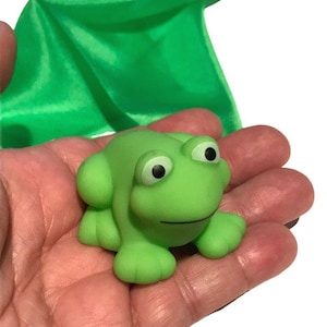 SILK TO FROG Green Magic Trick Clown Rubber Prop Magician Set Comedy Gag Joke Cute Kids Close Up Funny