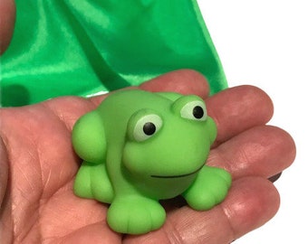 SILK TO FROG Green Magic Trick Clown Rubber Prop Magician Set Comedy Gag Joke Cute Kids Close Up Funny