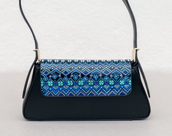 Zwarte avondclutch met blauw handbeschilderd design. Kleine handtas met magnetische sluiting. Cadeau voor vrouw, schoudertas voor dames