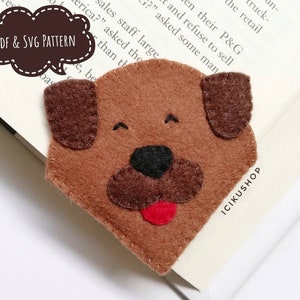 Könnte beinhalten: Ein braunes Filz-Hunde-Lesezeichen mit einer schwarzen Nase, braunen Ohren und einer roten Zunge. Das Lesezeichen befindet sich auf einem weißen Buch mit dem aufgedruckten Text "PDF & SVG PATTERN" und "ICIKUSHOP".