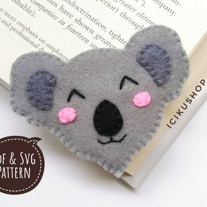 Könnte beinhalten: Ein grauer Filz-Koala-Lesezeichen mit rosa Wangen und schwarzen Augen. Das Lesezeichen ist in Form eines Koala-Kopfes gestaltet und hat einen gestickten Umriss. Der Text "PDF & SVG PATTERN" befindet sich in einem braunen Kreis mit weißem Rand.