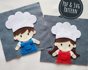 Op de afbeelding: Twee viltfiguren van koks, een met een blauwe overall en een met een rode overall. Beide figuren hebben witte koksmutsen en bruin haar. De tekst "PDF & SVG PATTERN" staat in een spreekballon boven de figuren.