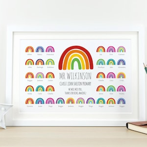 Peut inclure: Une impression encadrée blanche avec un motif arc-en-ciel et les noms des élèves d'une classe. Le texte indique "Mr. Wilkinson, Classe 1 John Shelton Primary, We will miss you, Thanks for being amazing."