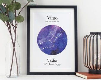 Puede incluir: Una impresión enmarcada con un fondo de acuarela de una galaxia con una constelación de estrellas en forma del signo del zodíaco Virgo. El texto "Virgo" está en la parte superior de la impresión, seguido de "Leal - Trabajador - Amable". El nombre "Tasha" está impreso debajo de la constelación, seguido de la fecha "28 de agosto de 1995".