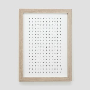 K&ouml;nnte beinhalten: Ein gerahmter Druck mit wei&szlig;em Hintergrund und schwarzem Text. Der Text ist in einem Raster angeordnet und enth&auml;lt die Buchstaben des Alphabets. Der Rahmen ist aus hellem braunem Holz.