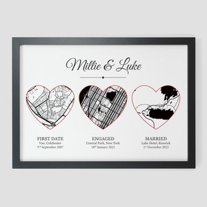Pu&ograve; includere: Una stampa di mappa in bianco e nero con tre contorni di cuore rossi. I cuori mostrano le posizioni del primo appuntamento, del fidanzamento e del matrimonio di una coppia. Il testo recita "Millie & Luke", "Primo appuntamento, Vue, Colchester, 3 settembre 2007", "Fidanzati, Central Park, New York, 18 gennaio 2021", e "Sposati, Lake Hotel, Keswick, 1 dicembre 2022".