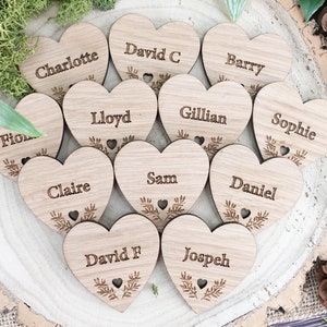 Nombres de lugares personalizados en forma de corazón de madera / Decoración de mesa para bodas / Etiquetas con nombre grabadas / Decoración rústica para mesas / Tarjetas con nombre personalizadas VA217