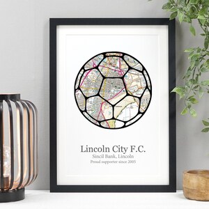 Impression carte de football personnalisée | Cadeau pour l'emplacement du stade pour lui, père ou fils | Cadeau unique d'anniversaire ou de fête des pères | VA112