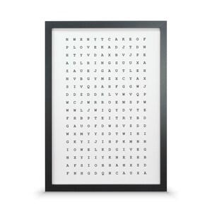 K&ouml;nnte beinhalten: Ein schwarzer gerahmter Druck mit wei&szlig;em Hintergrund und einem Gitter aus Buchstaben in schwarzer Schrift. Die Buchstaben sind in zuf&auml;lliger Reihenfolge angeordnet. Die Buchstaben sind: NWXNYT CAKEOF PLOVEKAD JTDN HTYVDAX BVJPE ADLRINGSUUXA ZAUEJGAUTLEH NVBGYMZX CYAX SIVQSAHFGGWJ DDZDDRLVWVQP WCJWRROEMSPW WWLJWIQYDVTE FHBPTEITRYBD GAUOFDWSVZDD WXMYYS DTWIHI GKYIJIH PKMNN IOWELKDGIVEG NXYIIYKNEZHB AFSIO BHANXZD FNHGDQN CAUXA