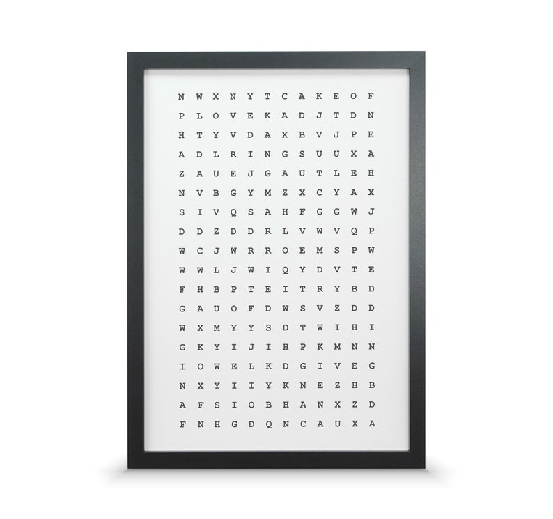 K&ouml;nnte beinhalten: Ein schwarzer gerahmter Druck mit wei&szlig;em Hintergrund und einem Gitter aus Buchstaben in schwarzer Schrift. Die Buchstaben sind in zuf&auml;lliger Reihenfolge angeordnet. Die Buchstaben sind: NWXNYT CAKEOF PLOVEKAD JTDN HTYVDAX BVJPE ADLRINGSUUXA ZAUEJGAUTLEH NVBGYMZX CYAX SIVQSAHFGGWJ DDZDDRLVWVQP WCJWRROEMSPW WWLJWIQYDVTE FHBPTEITRYBD GAUOFDWSVZDD WXMYYS DTWIHI GKYIJIH PKMNN IOWELKDGIVEG NXYIIYKNEZHB AFSIO BHANXZD FNHGDQN CAUXA