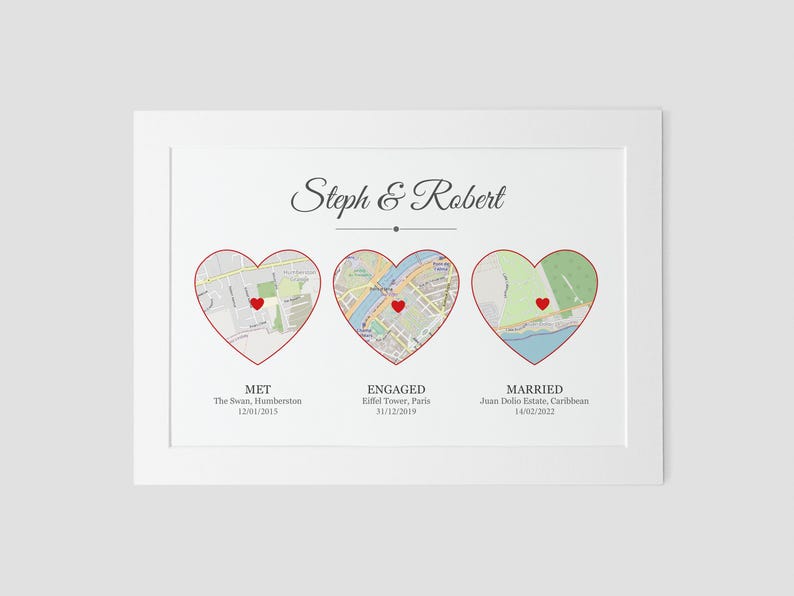 Pu&ograve; includere: Un biglietto bianco con una mappa di tre luoghi a forma di cuore. Il testo "Steph & Robert" &egrave; in cima al biglietto. Il testo "MET" &egrave; sotto il primo cuore, "ENGAGED" &egrave; sotto il secondo cuore e "MARRIED" &egrave; sotto il terzo cuore. Le date di ogni evento sono elencate sotto i nomi dei luoghi.