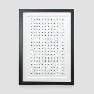 K&ouml;nnte beinhalten: Ein schwarzer gerahmter Druck mit wei&szlig;em Hintergrund und einem Gitter aus Buchstaben. Die W&ouml;rter "FAMILY", "LAUGHTER", "LOVE", "TEA", "COFFEE" und "HOLIDAYS" sind rot hervorgehoben.