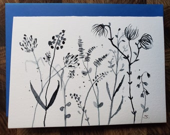 Puede incluir: Pintura acuarela en blanco y negro de un campo de flores silvestres. La pintura presenta una variedad de flores y hierbas, todas representadas de una manera delicada y estilizada.