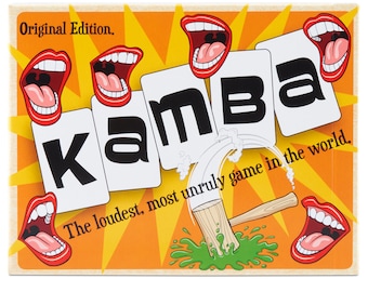 以下が含まれることがあります： 白いカードに黒い大きな文字で「Kamba」と書かれたボードゲームの箱。箱はオレンジ色の背景に黄色の稲妻と漫画の口があります。「Original Edition」と「The loudest, most unruly game in the world」の文字も表示されています。