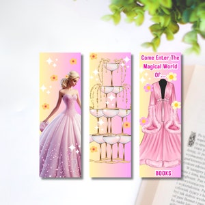 Puede incluir: Tres diseños de marcapáginas rosas y amarillos. El primer marcapáginas presenta a una princesa de dibujos animados con un vestido rosa. El segundo marcapáginas presenta una pila de copas de champán. El tercer marcapáginas presenta una bata rosa con ribete de piel blanca. El texto del marcapáginas dice "Come Enter The Magical World Of... BOOKS".