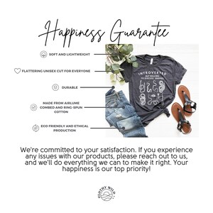 Puede incluir: Una camiseta gris oscuro con el texto "Introvertido pero dispuesto a hablar de serpientes" y un gr&aacute;fico de serpientes. La camiseta se muestra en una modelo con jeans y sandalias. La imagen tambi&eacute;n incluye un cuadro de texto con las palabras "Garant&iacute;a de felicidad" y una lista de caracter&iacute;sticas del producto.