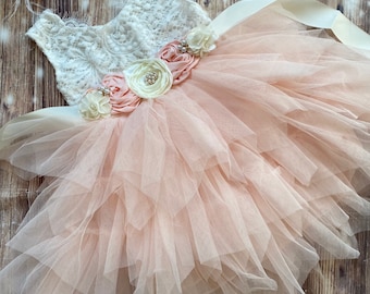 Vestido de niña de flores color melocotón claro con encaje y tul: atuendo para fiesta de cumpleaños