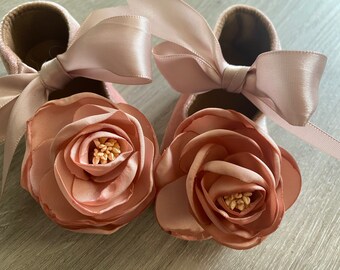 Pink baby girl shoes,crib shoes,1er birthday party wedding, satin rose shoes baby shower gift.