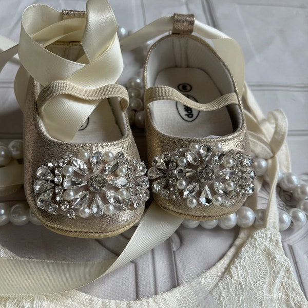 Chaussures bébé dorées, chaussures bébé fille, chaussons pour berceau, 1er anniversaire de mariage, chaussons bébé, chaussures strass, cadeau bébé fille.