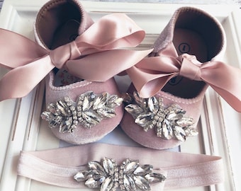 Ensemble bandeau et chaussures bébé en velours rose : appliques en strass
