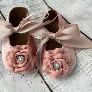 Pink baby girl shoes,crib shoes,1er birthday party wedding, satin rose shoes baby shower gift.