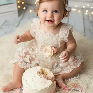 Vintage Spitzen-Rüschen-Strampler: Boho Baby Outfit, Fotorequisite