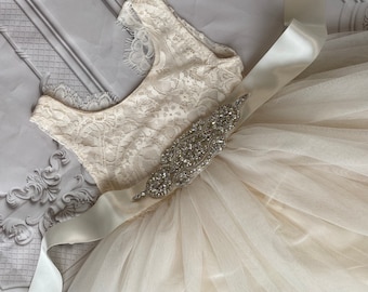 Ivoorkleurige tule bloemenmeisjesjurk met kanten top, strass sjerp