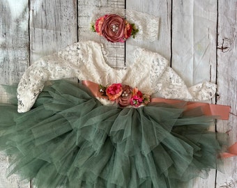 Abito da damigella in tulle verde salvia: maniche lunghe in pizzo, fascia e cerchietto