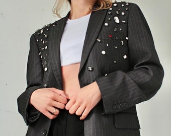 Grau gestreifte Designerjacke aus polierter Wolle mit aufgenähten Kristallen. Upcycling-Blazer XS/M