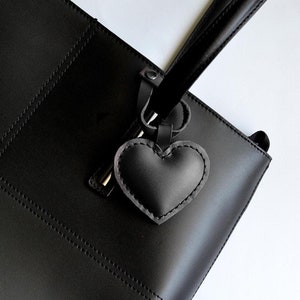 llavero, dije para bolso con forma de corazón, dije para bolso con forma de corazón de cuero, regalo de Galentine, dije para bolso, corazón de cuero negro, llavero con forma de corazón, tickpick,