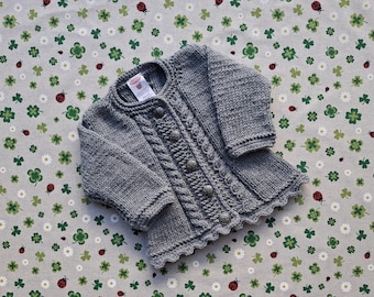 Trachtenjacke Größe 80/86 Mädchen grau Pullover Zopfmuster Strickjacke handgestrickt Taufe Hochzeit Geschenk Taufkleidung Kindergeburtstag