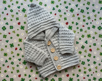 Strickjacke mit Kapuze hellgrau gestrickt Geschenk zur Geburt Babyshower Kapuzenpullover Kapuzenjacke Kindergeburtstag Pullover Babyparty