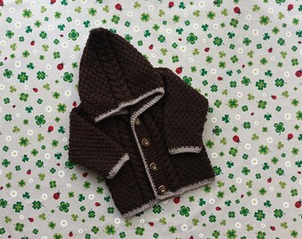 Strickjacke mit Kapuze braun Trachtenjacke Pullover Zopfmuster Taufe Taufkleidung Junge Kindergeburtstag Babyparty Geschenk Geburt Hochzeit
