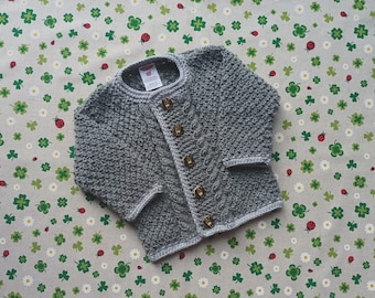 Trachtejacke mit Zopfmuster Größe 80/86 grau hellgrau Pullover Taufkleidung Junge Strickjacke Handarbeit Geschenk Kindergeburtstag Taufe