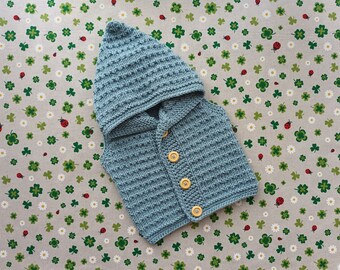 Weste mit Kapuze Geschenk Strickweste Pullover Pullunder unisex blaugrün Holzknopf Kindergeburtstag Junge Geschenk Babyshower Kapuzenpulli