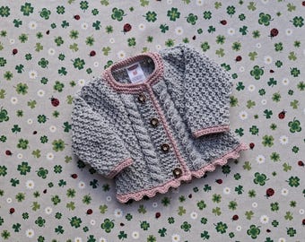 Strickjacke hellgrau rosa Trachtenjacke Pullover Babyjacke gestrickt Taufkleidung Taufe Taufgeschenk Geschenk Mädchen Jacke Kindergeburtstag
