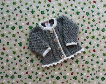 Trachtenjacke Strickjacke Mädchen Pullover grau weiß handgestrickt Taufkleidung Hochzeit Dirndl Kleid Geschenk Taufe Geburt Rock