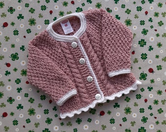 Strickjacke für Mädchen ab Größe 62/68 bis Größe 98/104 Pullover mit Zopfmuster Babyjacke gestrickt Geschenk zur Geburt Taufe Taufkleidung