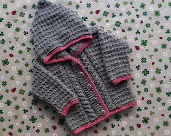 Strickjacke mit Kapuze grau altrosa Babyjacke Trachtenjacke Mädchen Pullover Dirndl Geschenk Taufe Geburtstag Hochzeit handgestrickt Kleid