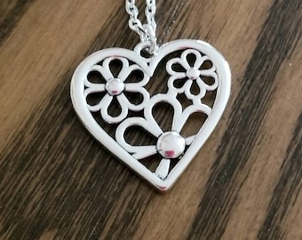 Silver Daisy Heart Necklace, Heart Charm Necklace, Floral Heart, Daisy, Daisies, Womens Necklace, Teen Jewelry, Heart Pendant, Summer Style